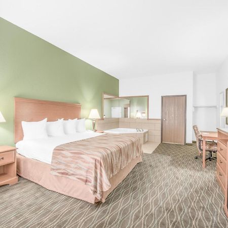 Baymont By Wyndham Pearsall Bagian luar foto