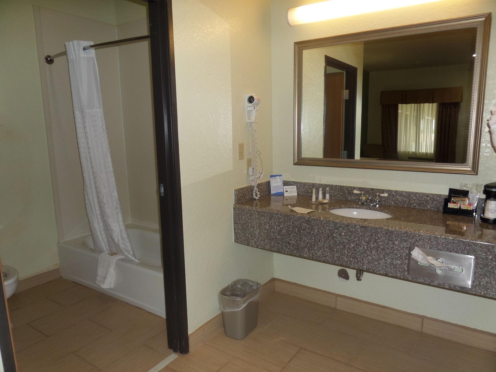Baymont By Wyndham Pearsall Bagian luar foto