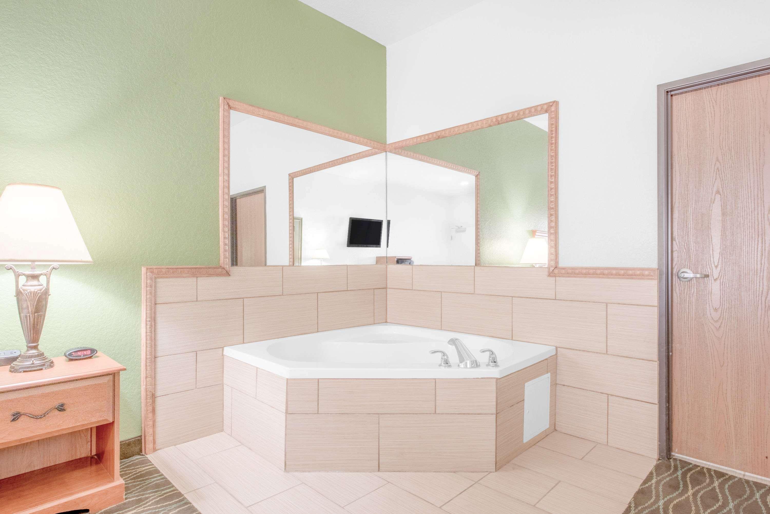 Baymont By Wyndham Pearsall Bagian luar foto