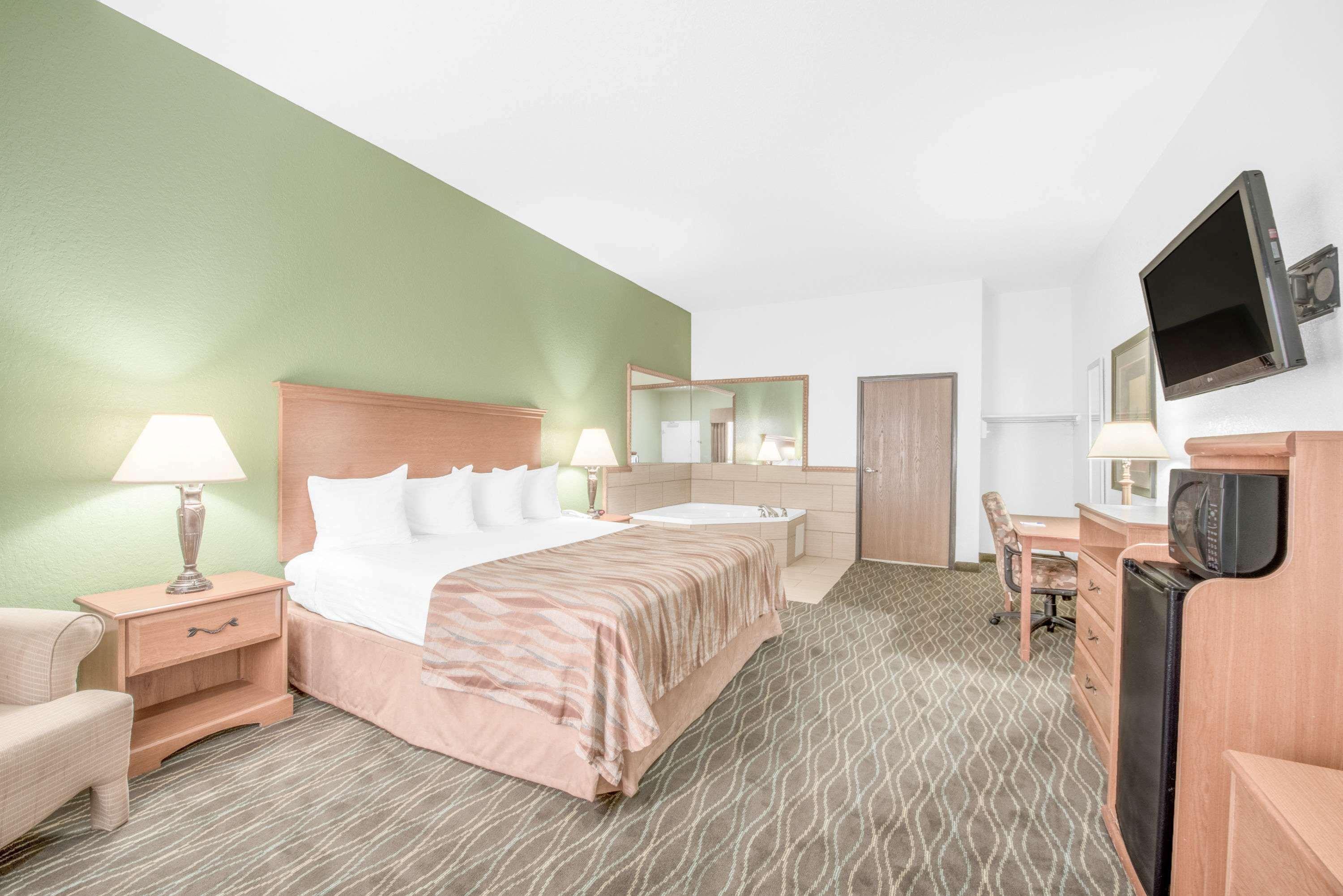 Baymont By Wyndham Pearsall Bagian luar foto
