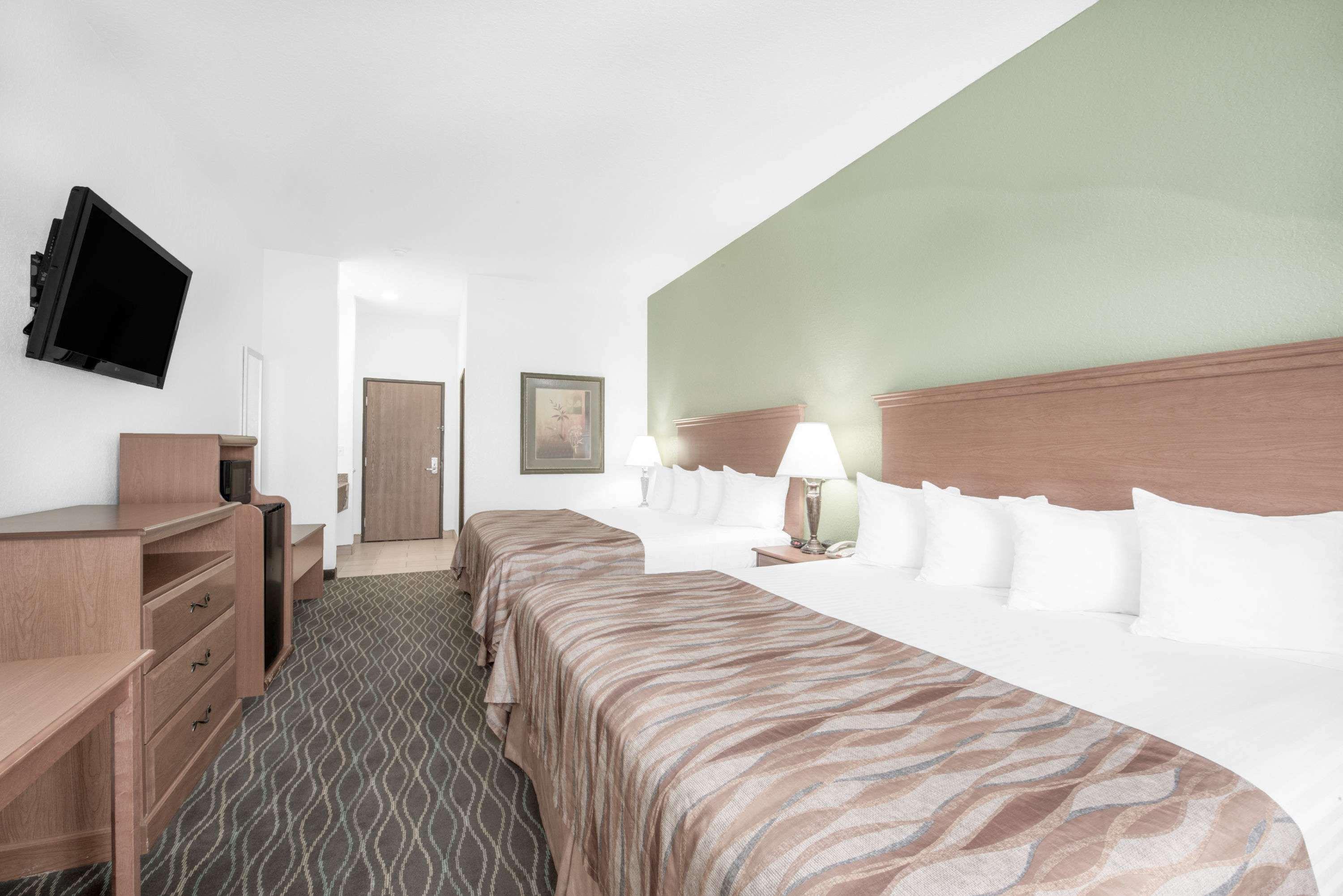 Baymont By Wyndham Pearsall Bagian luar foto