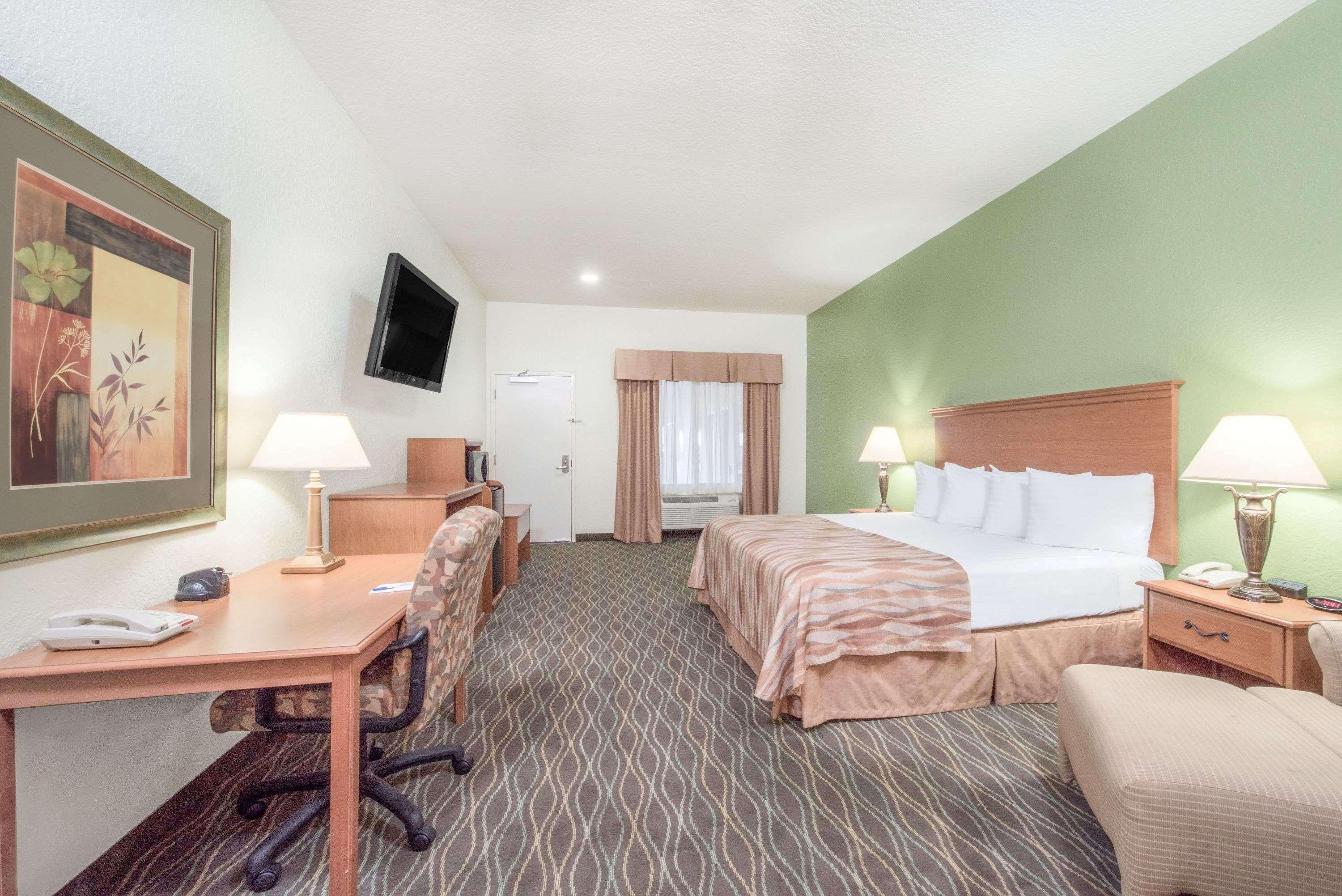 Baymont By Wyndham Pearsall Bagian luar foto