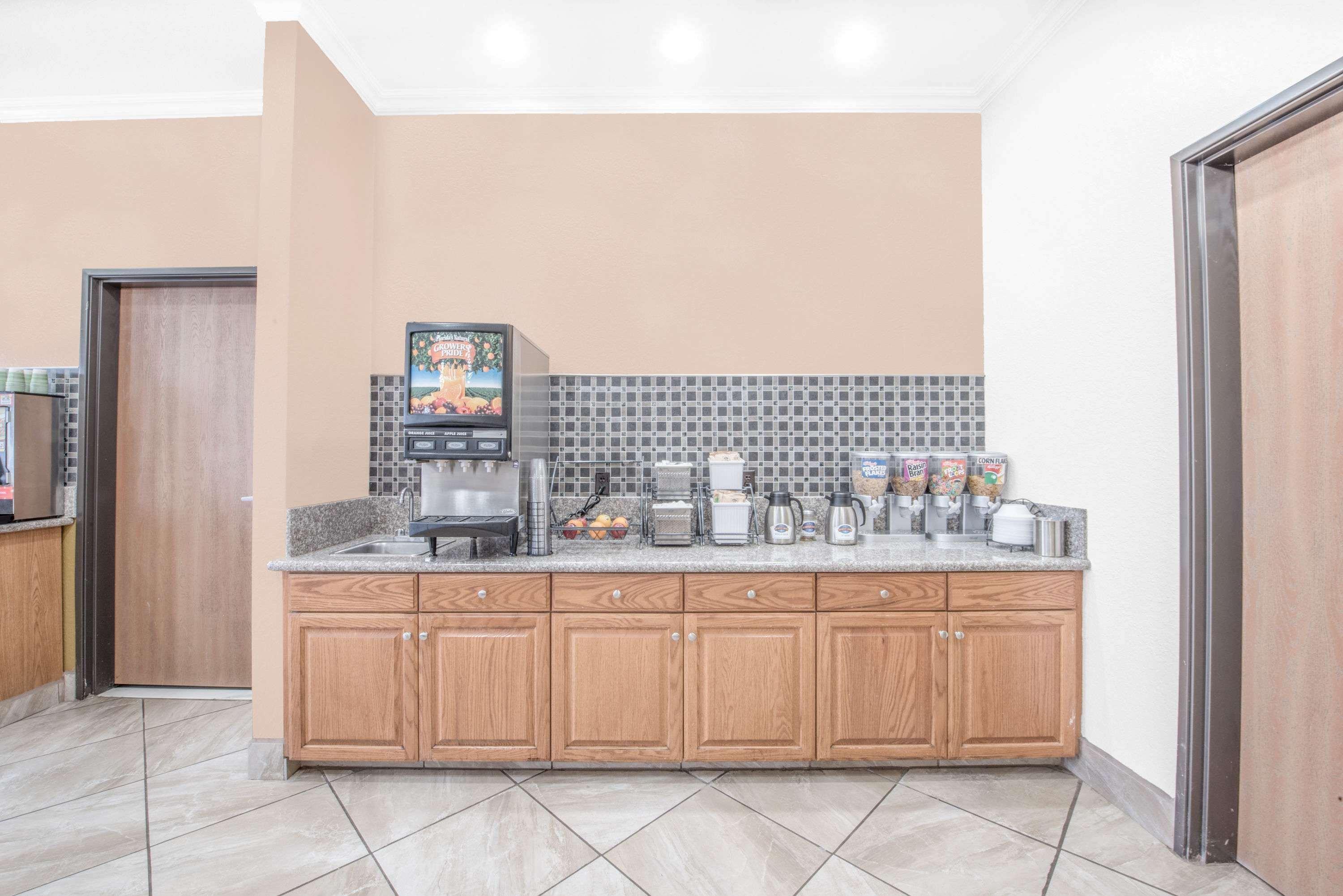 Baymont By Wyndham Pearsall Bagian luar foto