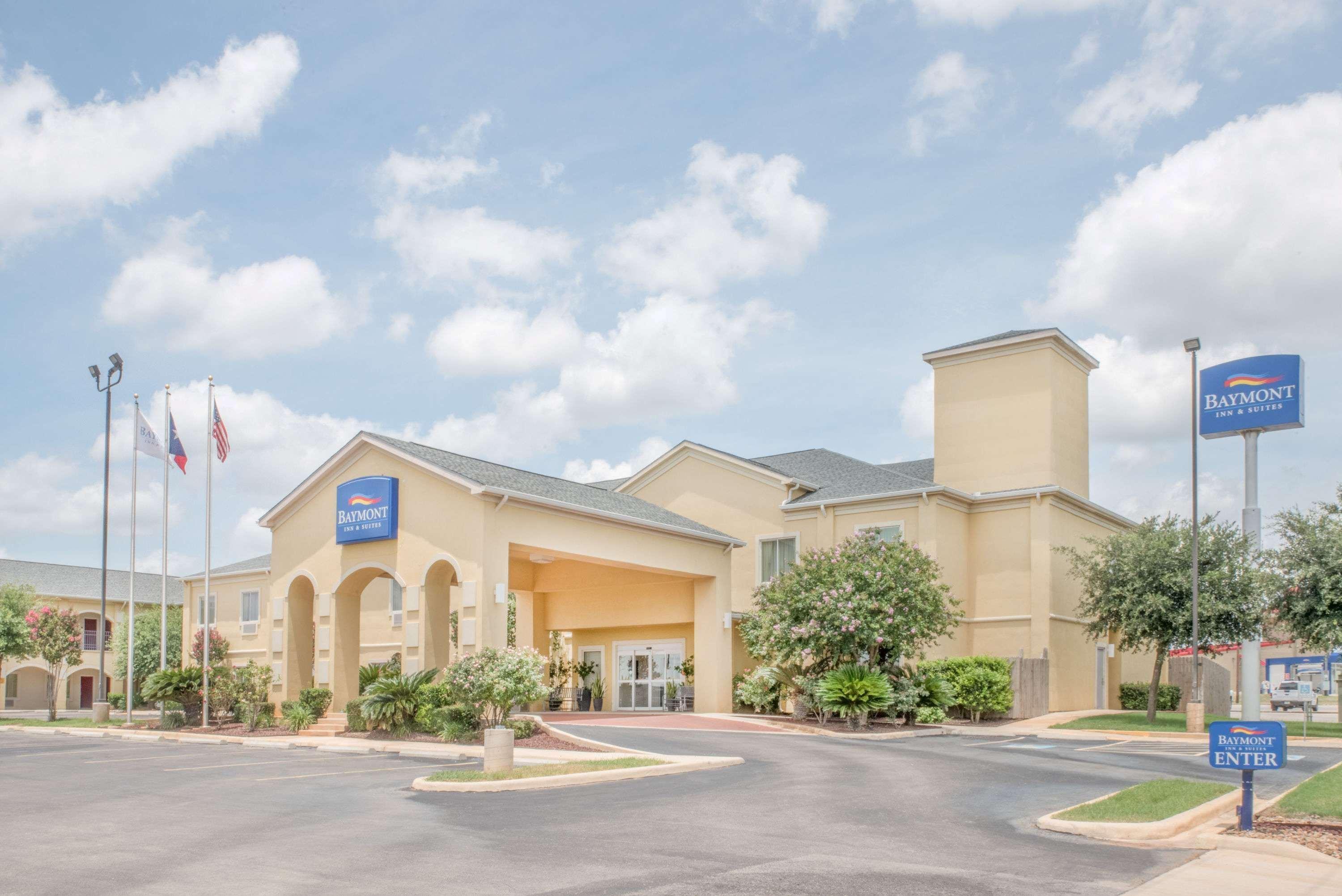 Baymont By Wyndham Pearsall Bagian luar foto