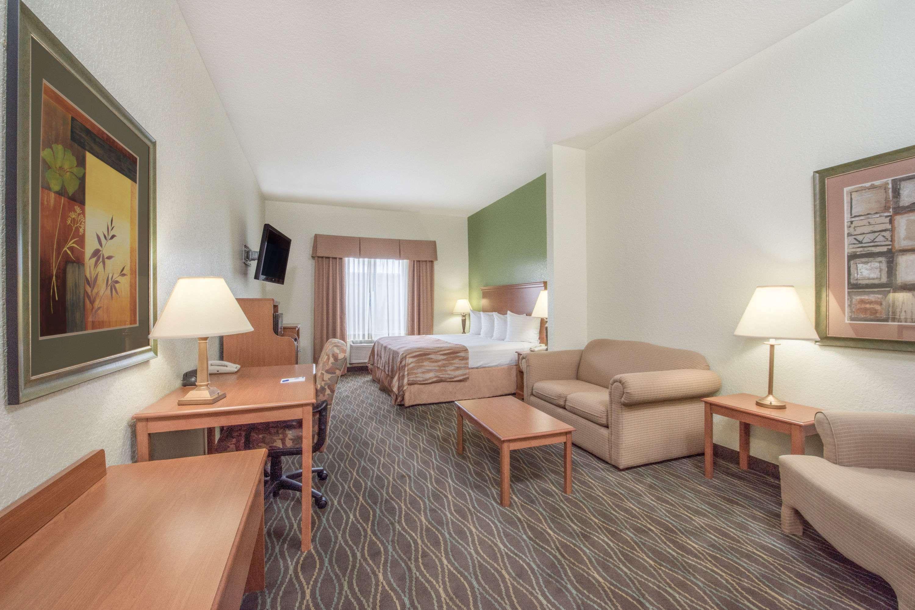 Baymont By Wyndham Pearsall Bagian luar foto