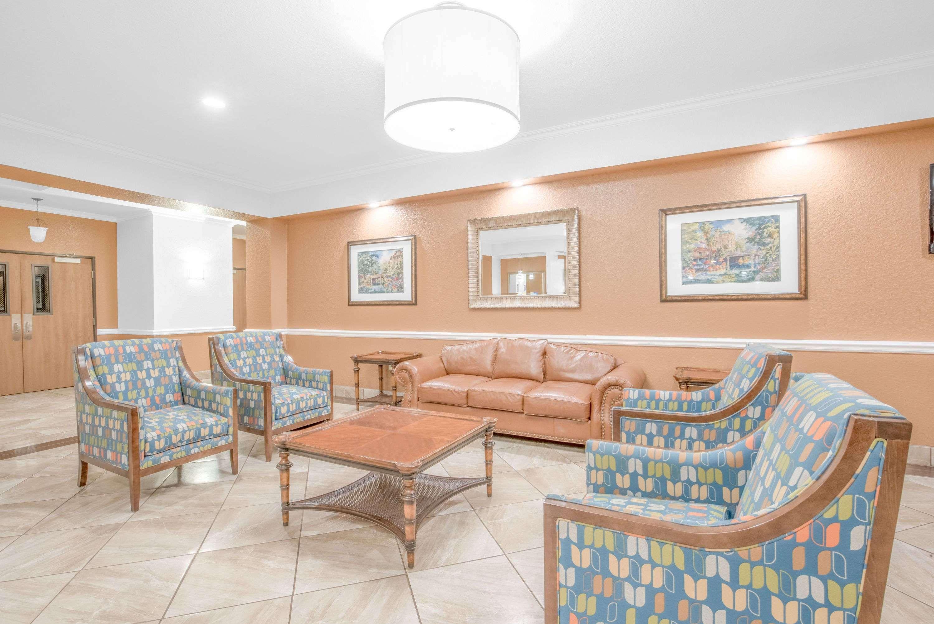 Baymont By Wyndham Pearsall Bagian luar foto