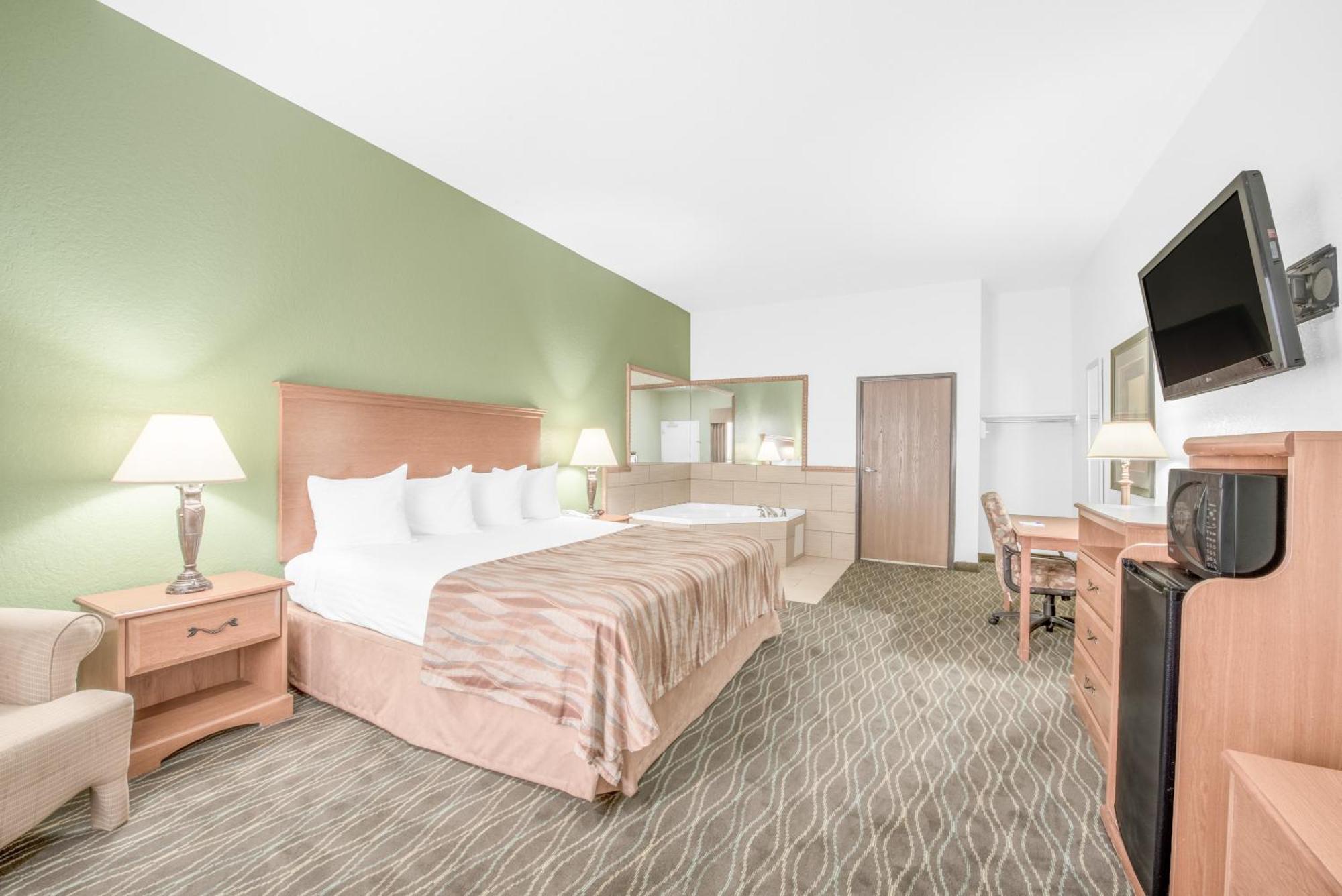 Baymont By Wyndham Pearsall Bagian luar foto