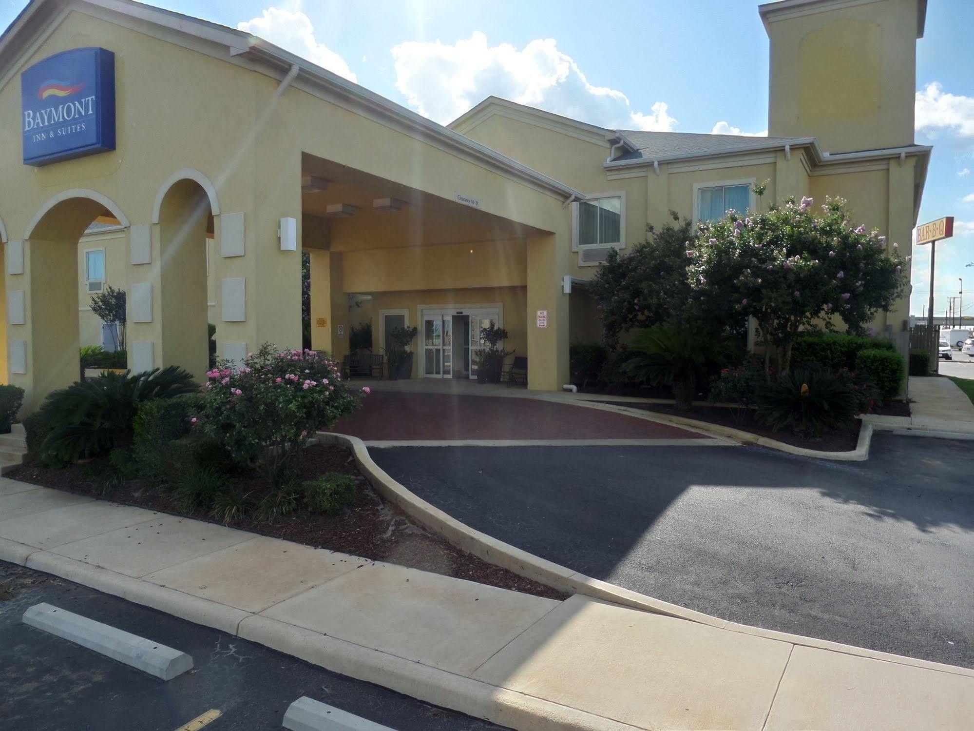 Baymont By Wyndham Pearsall Bagian luar foto