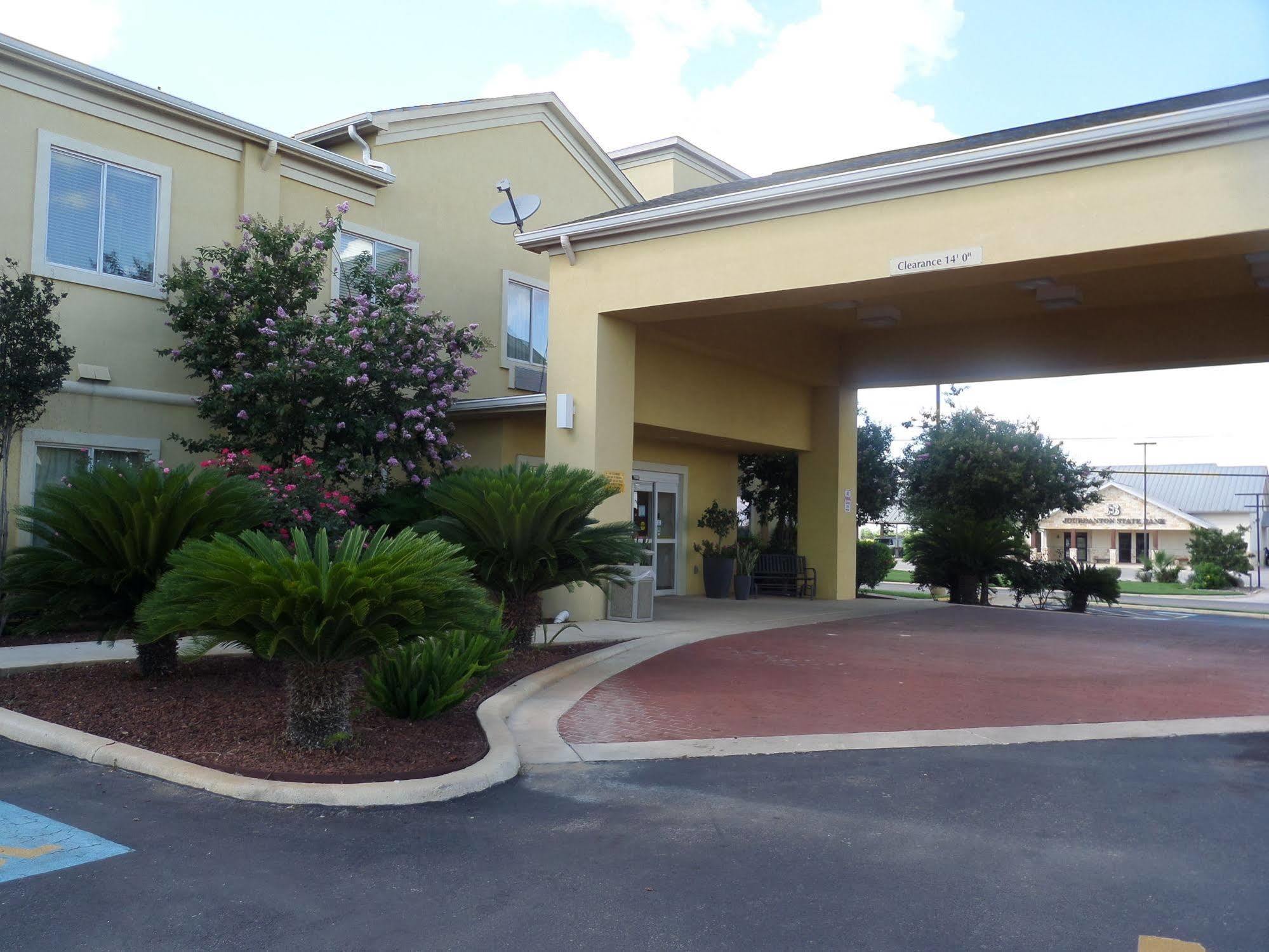 Baymont By Wyndham Pearsall Bagian luar foto