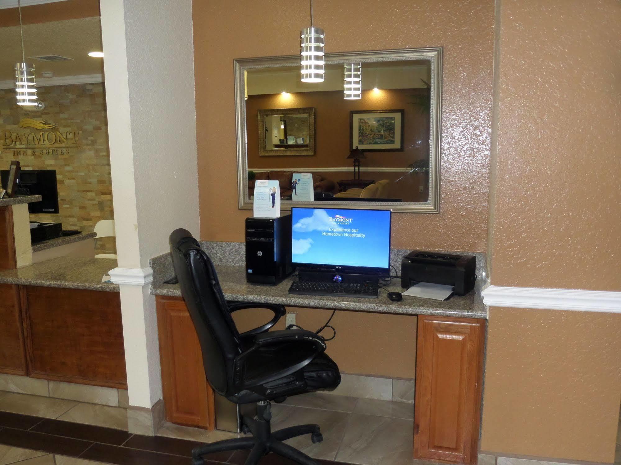 Baymont By Wyndham Pearsall Bagian luar foto
