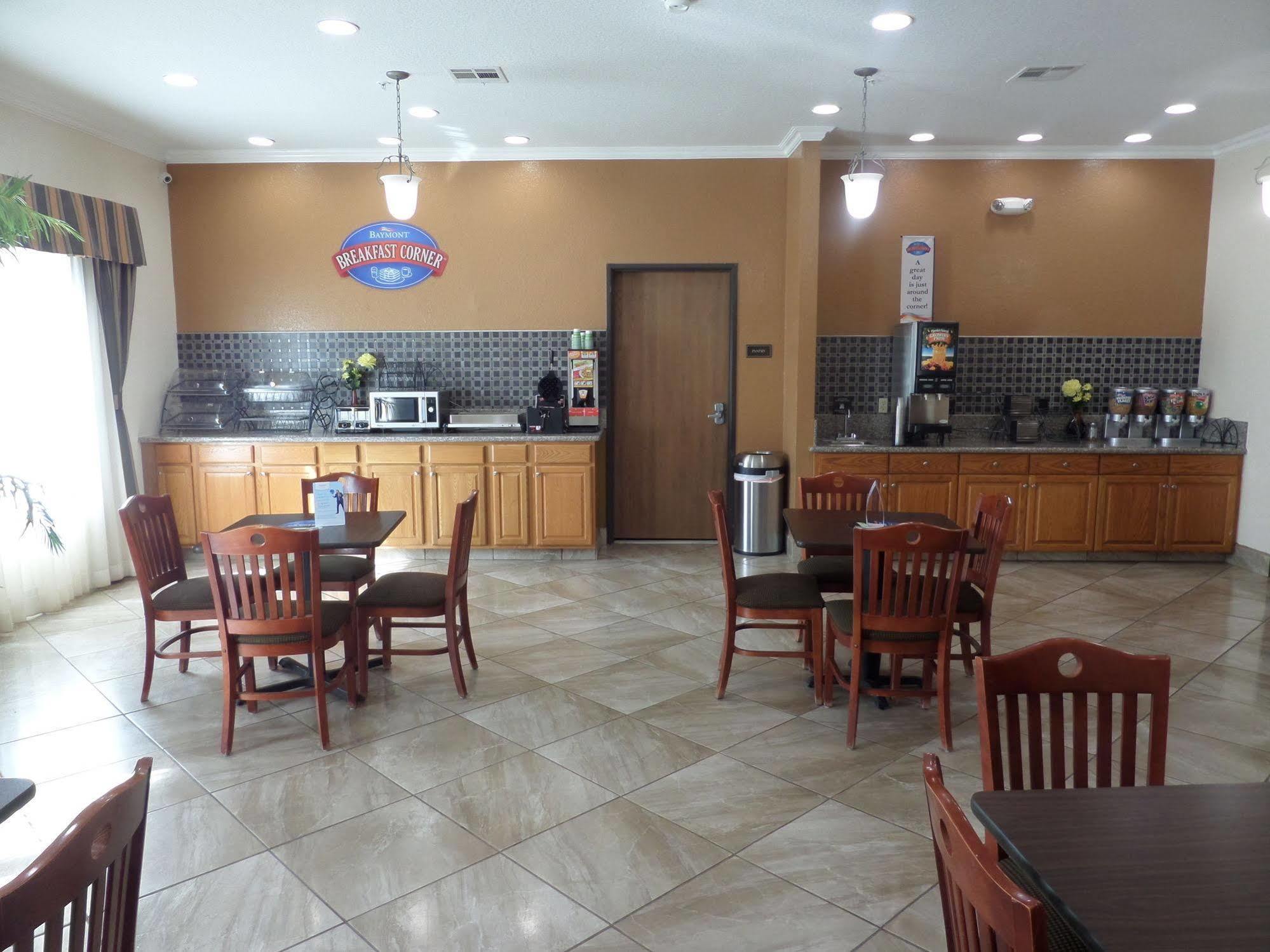 Baymont By Wyndham Pearsall Bagian luar foto