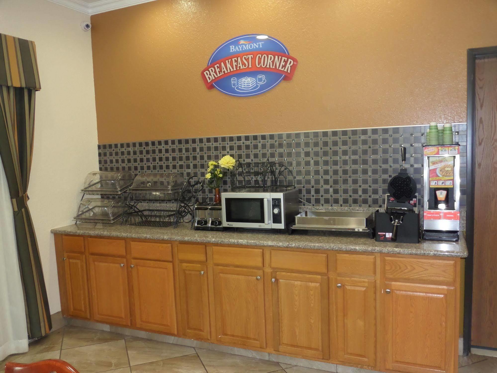 Baymont By Wyndham Pearsall Bagian luar foto